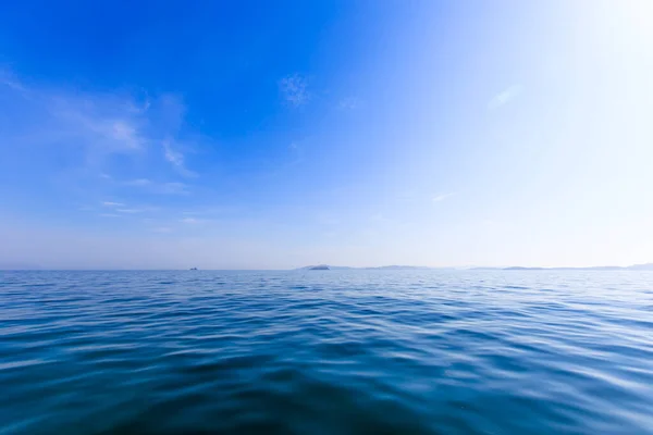 Маленький Необитаемый Зеленый Остров Посреди Спокойного Синего Моря Голубого Неба — стоковое фото