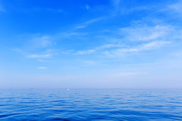 Hermoso Fondo Relajación Pequeño Bote Blanco Sienta Tranquilo Mar Azul — Foto de Stock