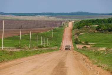 Rus tarım tarlası. Rusya 'da ekili tarlalardan manzaralı toprak bir yol geçiyor.