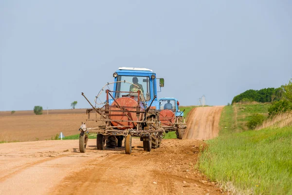 Campo Agrícola Ruso Dos Tractores Conducen Por Camino Polvoriento Contra — Foto de Stock