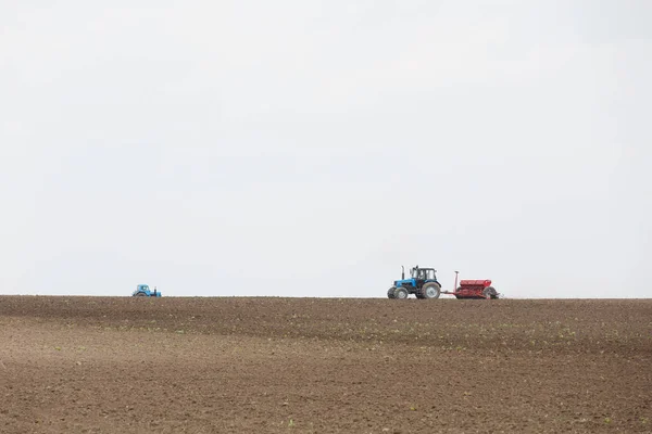 Campo Agrícola Ruso Tractor Atraviesa Campo Arado Contra Telón Fondo — Foto de Stock