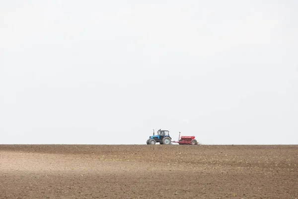 Campo Agrícola Ruso Tractor Atraviesa Campo Arado Contra Telón Fondo — Foto de Stock