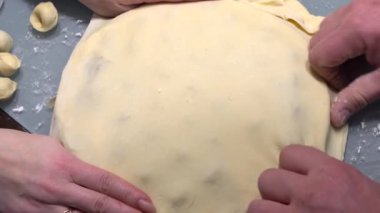 Rus mantı mankenleri. Yakın plan. Dört el, Rus hamur köftesi yapmak için mangırı kalıba koyar..