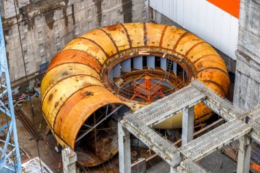 2016 sonbaharında - Magadan, Rusya - Ust-Srednekanskaya hidroelektrik santralinin inşaatı. Hidroelektrik santralinin su türbininin bir elementi inşaat halindeki barajda yatıyor..