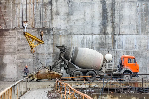 2016年秋 ロシア マガダン ウスト スレドネカンスカヤ水力発電所の建設 コンクリートミキサー車は 建設中のダムに立って 建設業者にコンクリートモルタルを提供します — ストック写真