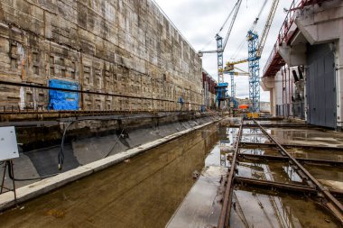 2016 sonbaharında - Magadan, Rusya - Ust-Srednekanskaya hidroelektrik santralinin inşaatı. Rusya 'da Kolyma Nehri üzerinde bir nehir barajı inşa edilmesi