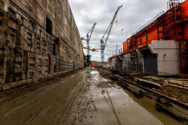 2016 sonbaharında - Magadan, Rusya - Ust-Srednekanskaya hidroelektrik santralinin inşaatı. Rusya 'da Kolyma Nehri üzerinde bir nehir barajı inşa edilmesi