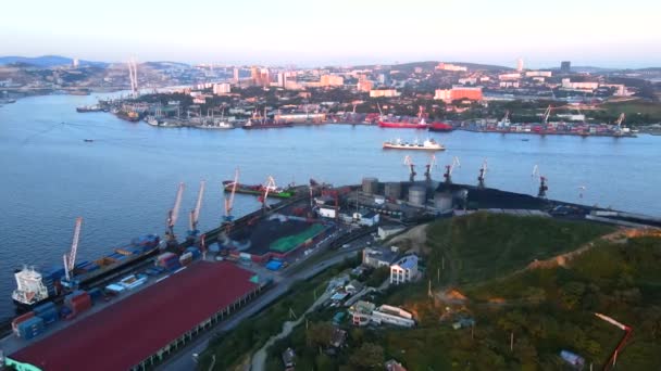 ウラジオストク ロシア 2020年 ウラジオストクのゴールデンホーン湾 日没時の商業港の素晴らしい景色 黄金の角に沿って商船が航行しています — ストック動画