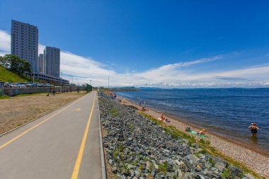 Şehir plajının yanında yürüyüş yolu..