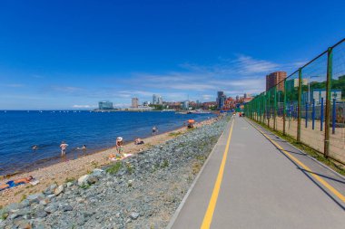 Şehir plajının yanında yürüyüş yolu..