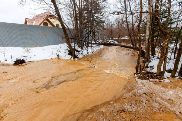 Uma Catástrofe Ecológica Fluxo Rio Marrom Sujo Flui Longo Solo — Fotografia de Stock