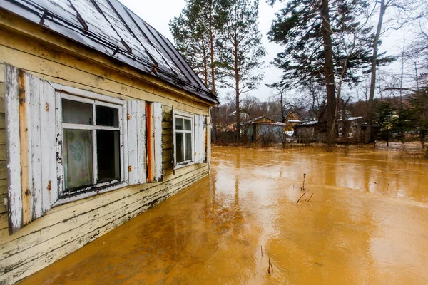 Ecologische Catastrofe Stroom Van Een Vuile Bruine Rivier Stroomt Langs — Stockfoto