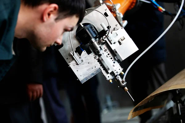 Laser Eau Moderne Coupe Fibre Carbone Dans Une Usine Aéronautique Images De Stock Libres De Droits