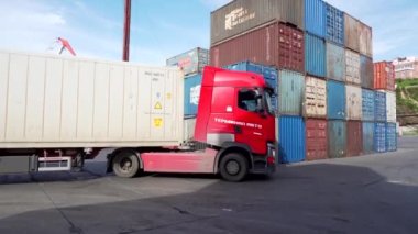 Vladivostok, Rusya - 2020, yaz - Vladivostok ticari deniz limanında çalışıyor. Konteynır yüklü bir kamyon, Vladivostok limanındaki bir konteynır deposundan geçiyor..