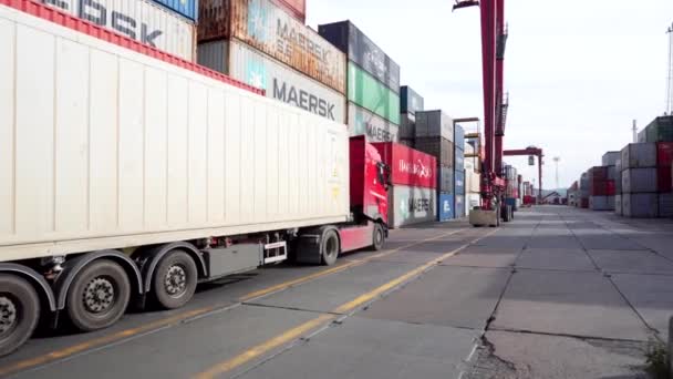 ウラジオストク ロシア 2020年 ウラジオストクの商業港で働く ウラジオストクの商業港にあるコンテナ倉庫を通ってコンテナでロードされたトラック — ストック動画