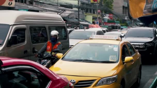 Bangkok Thajsko 2019 Jaro Časová Prodleva Moped Proklouzne Mezi Auty — Stock video