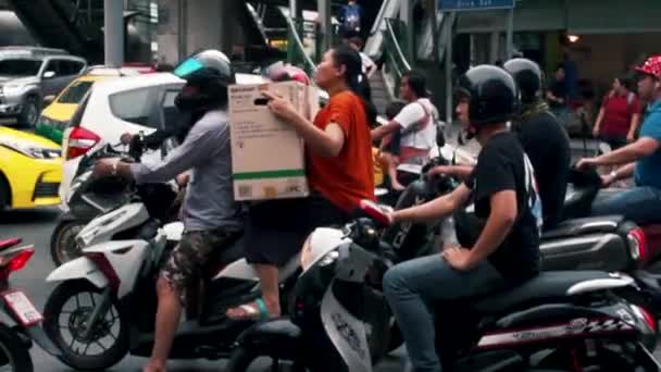 Μπανγκόκ Ταϊλάνδη 2019 Άνοιξη Πολλοί Ασιάτες Στα Μοτοποδήλατα Στέκονται Στα — Αρχείο Βίντεο
