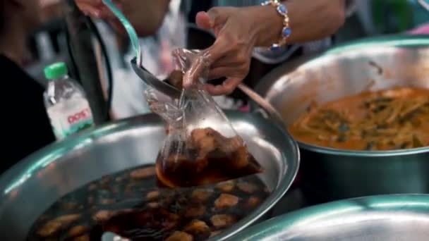 Bangkok Thailand 2016 Frühling Street Food Zeitlupe Der Straßenhändler Gießt — Stockvideo