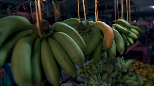 Street Food Ralenti Des Grappes Bananes Vertes Pendent Sur Comptoir — Video