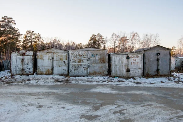 Garaje Metalice Gri Stau Marginea Unui Sat Din Rusia — Fotografie, imagine de stoc