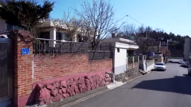韩国东海市 2019年春 东海市聊天室 市中心农舍区低矮整洁的围栏 — 图库视频影像