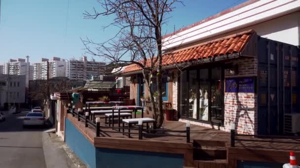 2019年春 東海市の人々のいないテーブル付きの小さな通りのカフェビルのパノラマ写真 韓国の小さな海の町の空の通り — ストック動画