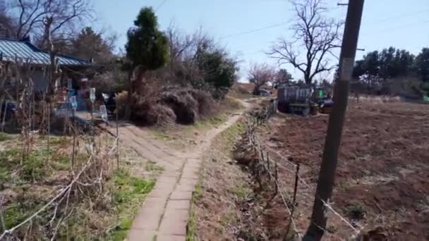 동하에 대한민국 2019 대한민국의 지역에 채소밭과 빈민굴 사이를 지나가는 — 비디오