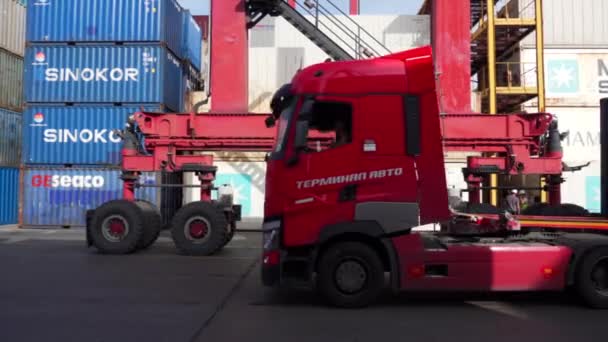 Vladivostok Ryssland 2020 Sommar Sea Container Terminal Tung Lastbil Kör — Stockvideo