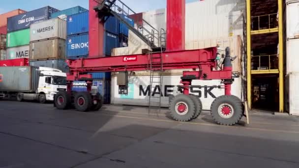 ウラジオストク ロシア 2016 ウラジオストク商業海港の運営 コンテナを積んだトラックが港内の物流倉庫を通り過ぎる — ストック動画