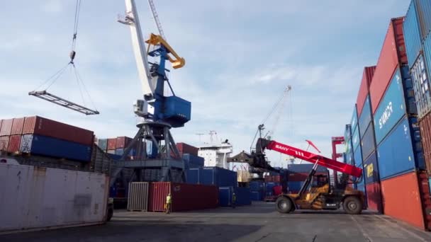 ウラジオストク ロシア 2016 ウラジオストク商業海港の運営 ウラジオストクの港に商船を積み込む — ストック動画