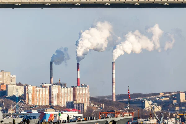 ロシア ウラジオストク 2016年冬 火力発電所2号機の煙が高層住宅を背景に吹いています ウラジオストクの産業景観 — ストック写真