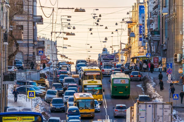 Vladivostok Rusia 2016 Invierno Tráfico Coches Carretera Grava Vladivostok Atasco Imagen De Stock