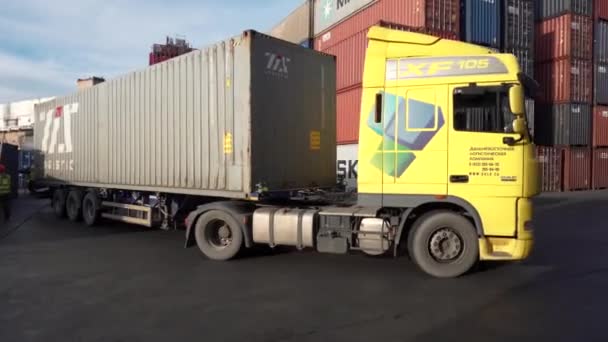 俄罗斯符拉迪沃斯托克 2016年夏天 符拉迪沃斯托克商业海港的运营 装有集装箱的黄色卡车驶过海港的集装箱码头 — 图库视频影像
