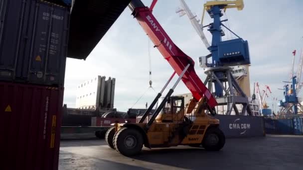 Vladivostok Oroszország Nyár 2016 Vladivostok Kereskedelmi Tengeri Kikötő Üzemeltetése Panoráma — Stock videók