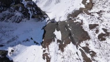 Yukarıdan bak. Kuzey kıyısındaki sarp kayalıkların üzerinden uçuyor..