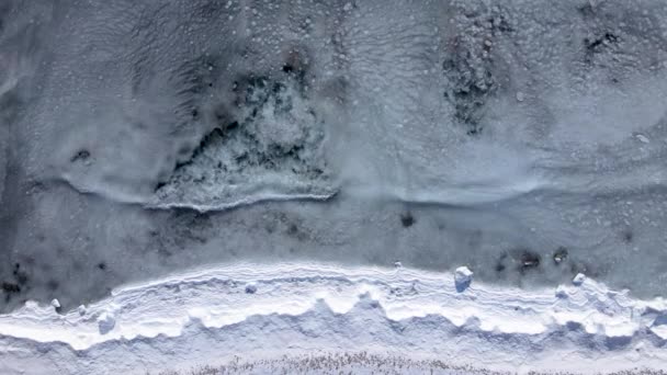 Snøskred Kysten Ovenfra Kameraet Svever Den Snødekte Kysten Havet Med – stockvideo