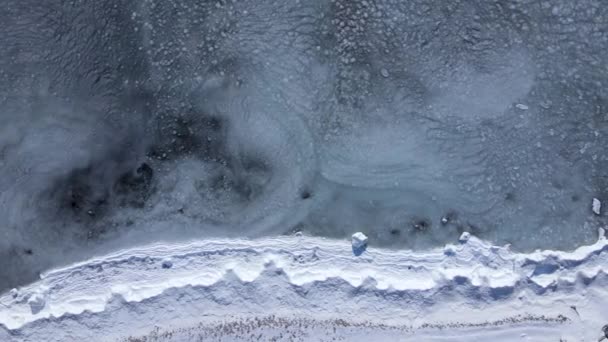 Costa Nevada Vista Cima Tiro Panorâmico Mar Congelado Cujas Ondas — Vídeo de Stock