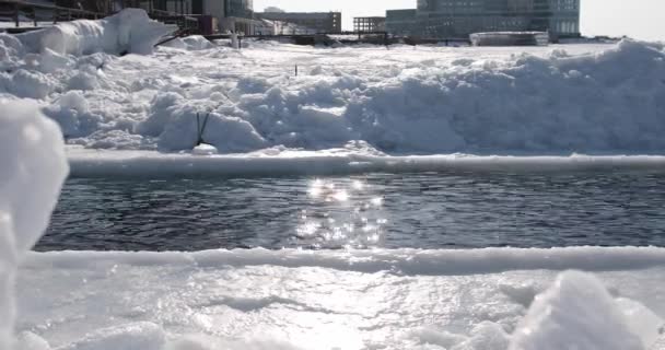 Winterzwemmen Rusland Onderaanzicht Zuiver Zeewater Schijnt Zon Een Ijsgat Tegen — Stockvideo