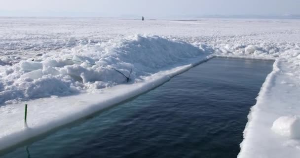 Nager Hiver Russie Vue Latérale Trou Glace Rectangulaire Vide Vladivostok — Video