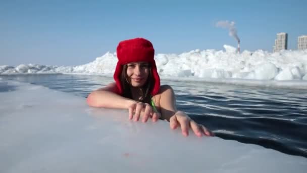 Rusya Kış Buzlu Suda Yüzüyor Ağır Çekim Kulaklık Takmış Güzel — Stok video