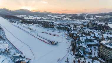 Alpencia, Güney Kore, 2016 - Top view. Alpencia Olimpiyat Köyü 'nde kayak pisti, 2018 Güney Kore Olimpiyatları için inşa edildi..