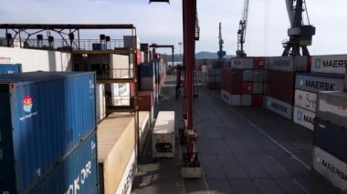 Gantry vinci bir gemiden konteynır indiriyor.