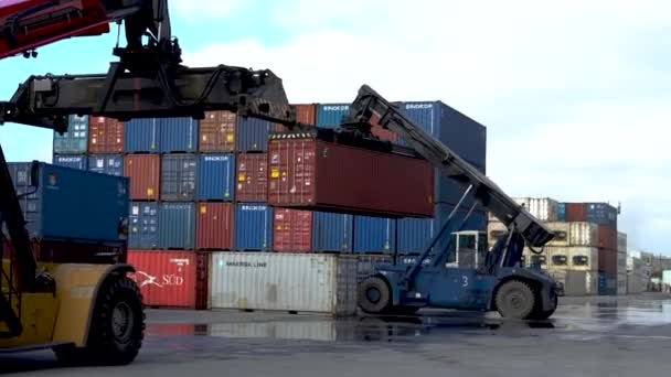 Wladiwostok Region Primorje 2020 Wladiwostok Seecontainerlogistikhafen Reachstacker Transportiert Container Vor — Stockvideo