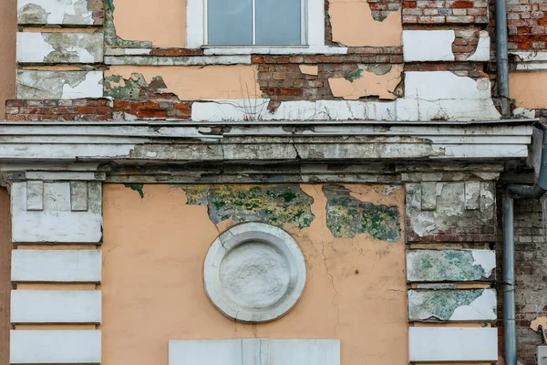 Primer Plano Fachada Del Edificio Histórico Está Derrumbando Paredes Derrumbadas — Foto de Stock