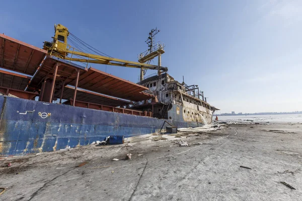 Miljökatastrof Till Havs Ett Litet Handelsfartyg Som Transporterar Olja Sjunker — Stockfoto