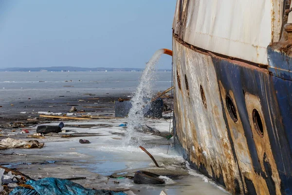 Экологическая Катастрофа Море Свежая Вода Сбрасывается Борт Корабля Тонущего Льду — стоковое фото