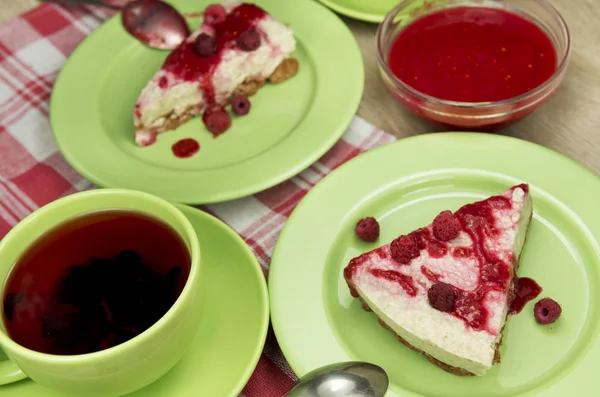 Veganer Rohkäsekuchen glutenfrei mit der gefrorenen Himbeere — Stockfoto