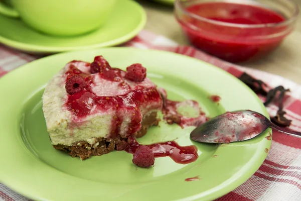 Raw vegan berry cheesecake gluten-free with the frozen raspberry — Stock Photo, Image