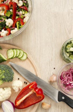 Brokoli, karnabahar, Marine cucu ile taze sebze salatası