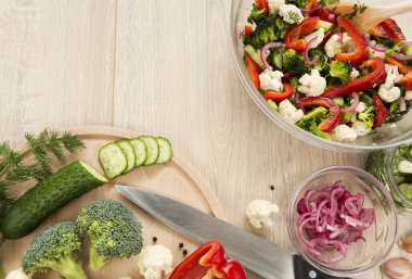 Brokoli, karnabahar, Marine cucu ile taze sebze salatası